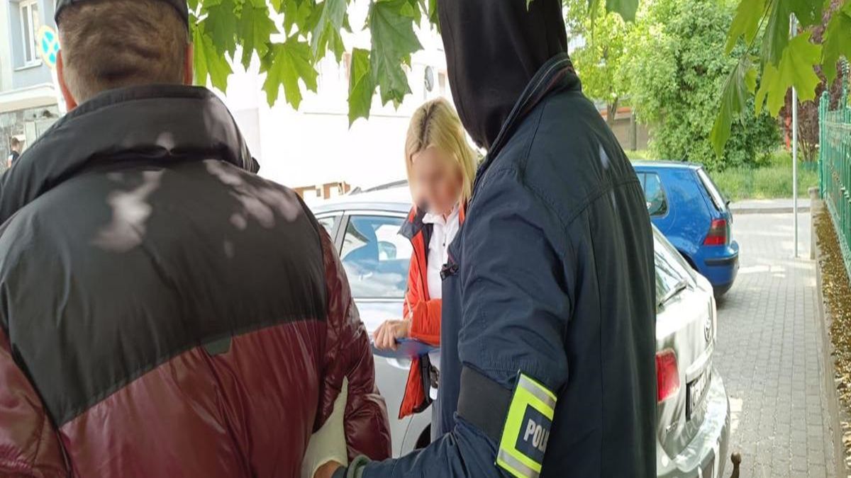 Zatrzymano dwie osoby za napad na 31-letnią kobietę.