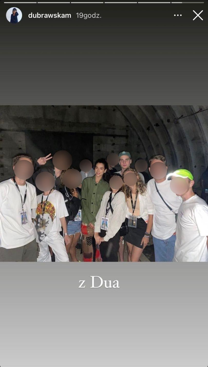 Dua Lipa schroniła się przed deszczem za kulisami Open'er Festival