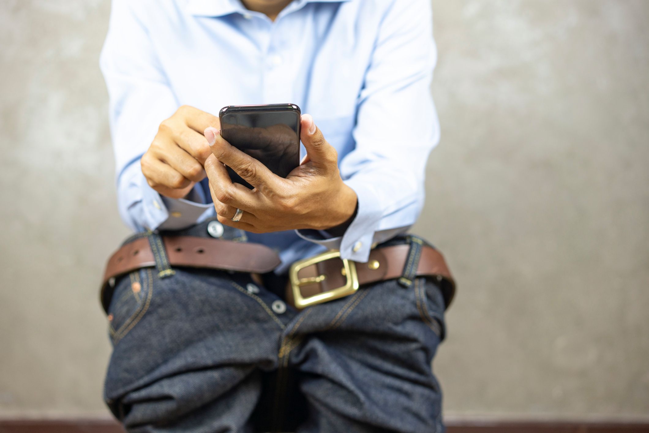 Smartfon w toalecie. Kupa Polaków robi to z urządzeniem w ręku 1