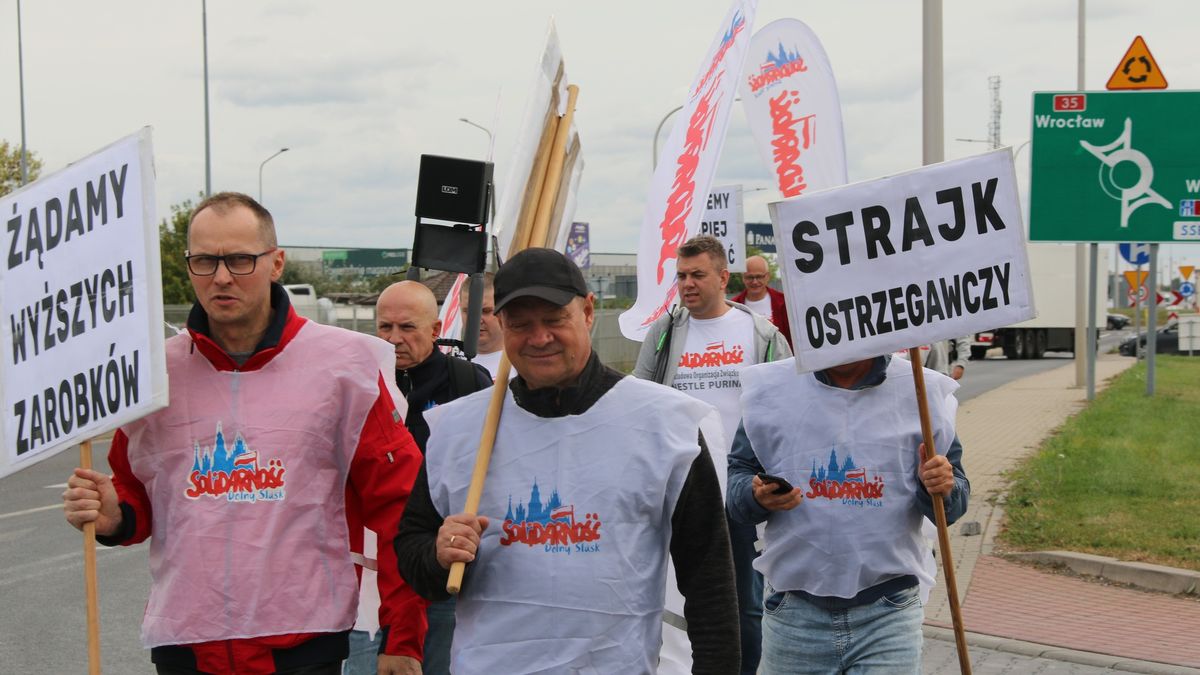 Strajk ostrzegawczy 4 października przed zakładem Mondelez International w Bielanach Wrocławskich 