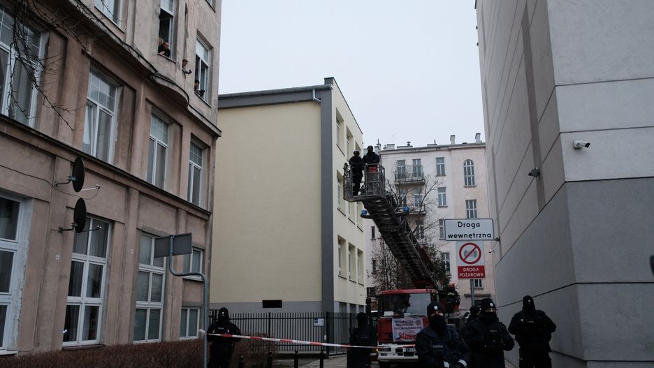 153 . miesiecznica smolenska w Warszawie
10.01.2023 Warszawa , ulica Krolewska 23 . 153 . miesiecznica smolenska bez udzialu prezesa Prawa i Sprawiedliwosci Jaroslawa Kaczynskiego . Po zakonczeniu czesci oficjalnej - czlonkowie Lotnej Brygady Opozycji i Cienia Mgly ukryli sie w kamienicy .
Fot. Slawomir Kaminski / Agencja Wyborcza.pl
Fot. Slawomir Kaminski / Agencja Wyborcza.pl
miesiecznica, 153  miesiecznica, smolenska, pis, smolensk, pomniki, smolenskie, lotna brygada, cien mgly, policja, /FR/