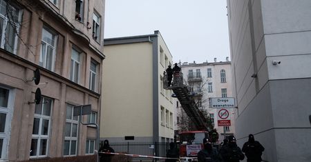 Policjanci zaglądali do okien. Byli na strażackim wysięgniku