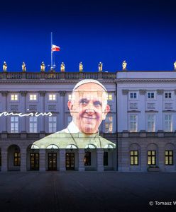 Prezydent oddał hołd Franciszkowi. Pojawiła się wielka iluminacja