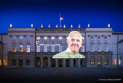 Prezydent oddał hołd Franciszkowi. Pojawiła się wielka iluminacja