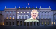 Prezydent oddał hołd Franciszkowi. Pojawiła się wielka iluminacja