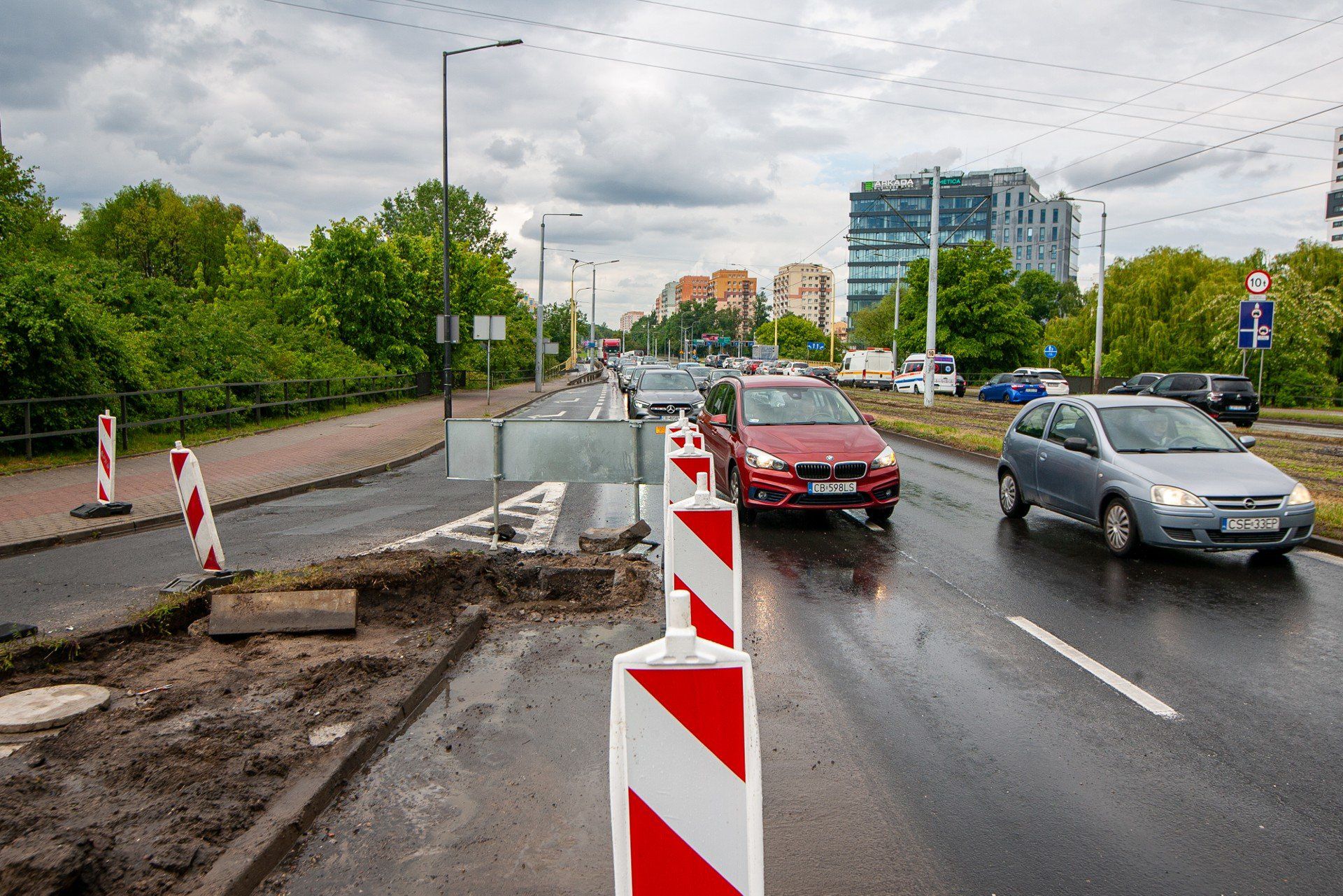 W poniedziałek ruszyły prace na jezdni, co wiążę się z tym, że jeden pas (do jazdy na wprost i do skrętu w prawo) za zjazdem do Leroy Merlin jest wyłączony z ruchu. Sprawdziliśmy po południu jak wpłynęło to na ruch przy rondzie Toruńskim.