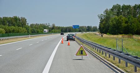 Jak długo można stać na pasie awaryjnym autostrady? Odpowiedź jest inna niż myślisz