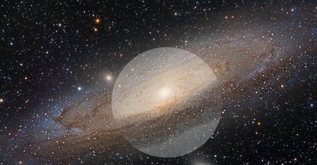 Saturn. Pierścienie planety przypominają mini Układ Słoneczny