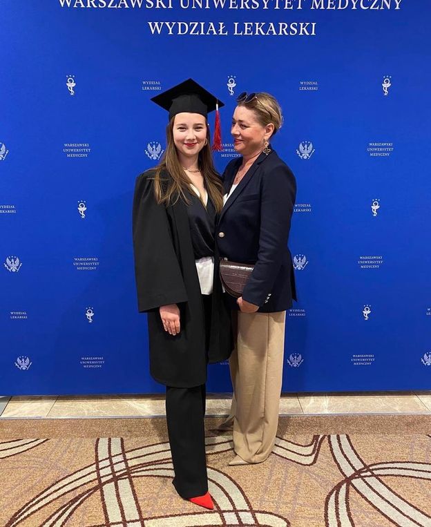 Julia Królikowska ZOSTAŁA LEKARZEM! Małgorzata Ostrowska-Królikowska pochwaliła się zdjęciami z promocji