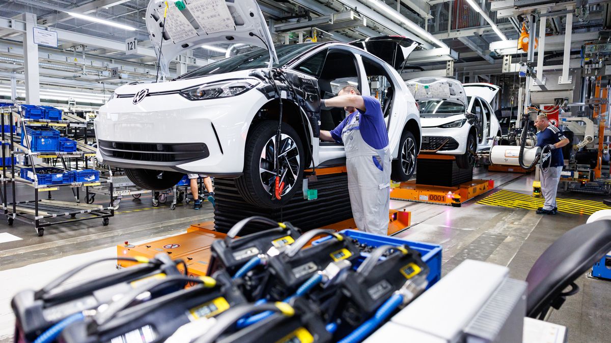 ZWICKAU, GERMANY - OCTOBER 13: Workers assemble an Volkswagen's ID.3 electric car on a production line at the Volkswagen electric car factory on October 13, 2025 in Zwickau, Germany. Volkswagen has succeeded in ramping up its electric car sales in Europe by over 75% compared to one year ago. (Photo by Jens Schlueter/Getty Images)