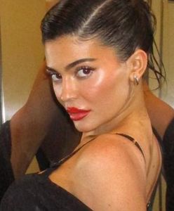 Kylie Jenner pokryła się koronką. Do zdjęcia pozuje w bieliźnianej sukience