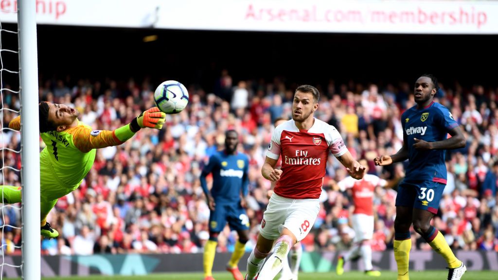 Zdjęcie okładkowe artykułu: Getty Images / Clive Mason / Łukasz Fabiański broni strzał w meczu z Arsenalem