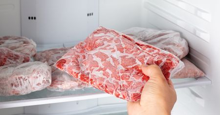 Wkładasz mięso do zamrażarki? Tyle może tam leżeć