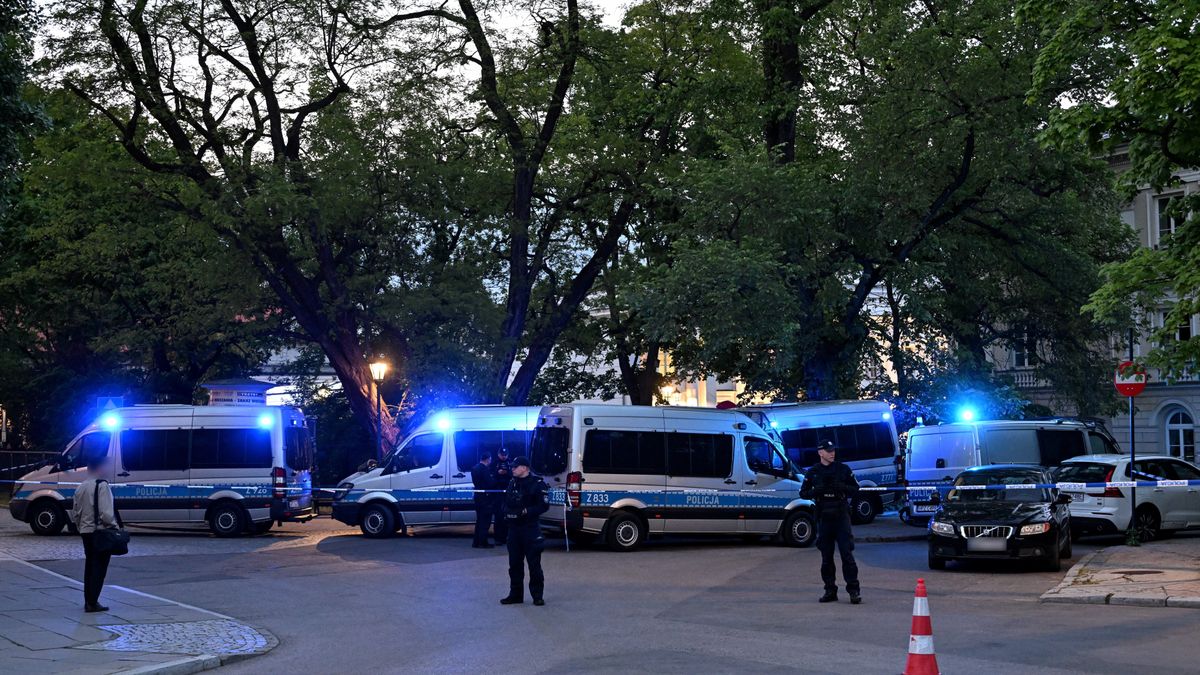 Warszawa, 07.05.2025. Działania służb na terenie Kampusu Głównego UW w Warszawie, 7 bm. Przed godziną 19 doszło do napaści z użyciem siekiery na pracownicę uczelni. Zaatakowana kobieta nie żyje, druga osoba została ranna. Policja zatrzymała napastnika. (amb) PAP/Radek Pietruszka ***Do tego materiału zdjęciowego dostępna jest również depesza w systemie CSI, pt.: Zabójstwo na UW; nie żyje portierka, ochroniarz w stanie krytycznym (krótka 2)***