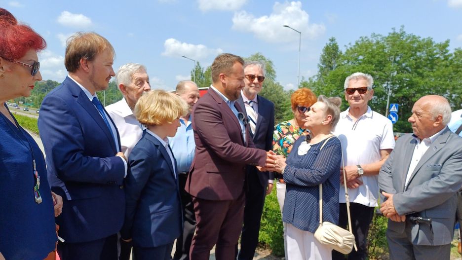 Pasaż na wiadukcie w Starachowicach nazwany imieniem Feliksa Sławka. Pani Zenobia nie kryła wzruszenia i radości. 