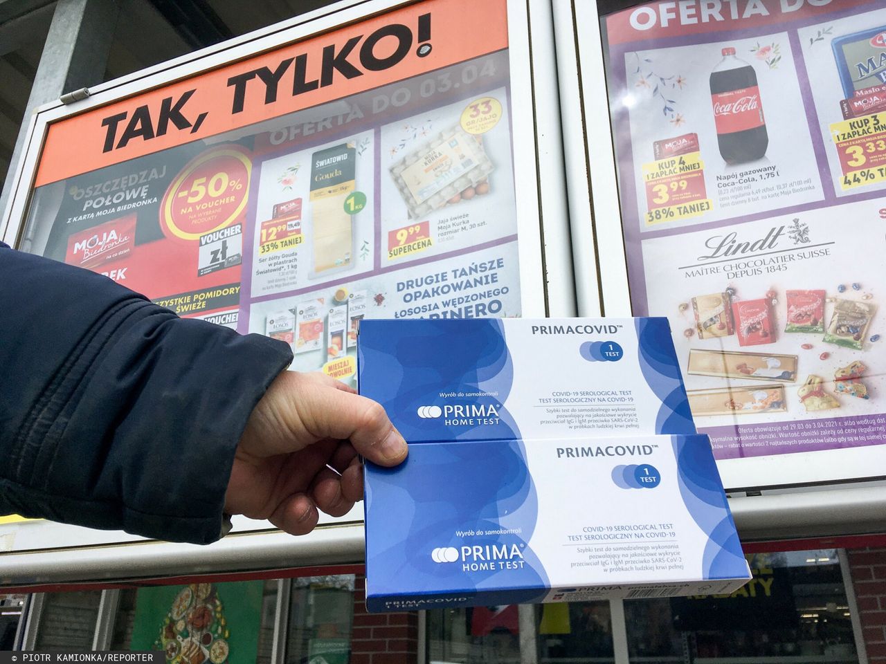 Biedronka i Lidl wprowadziły do sprzedaży testy na koronawirusa. Ekspertka przestrzega