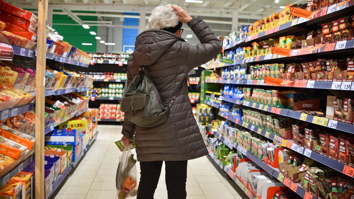 Po kilkaset tysięcy gospodarstw w tym roku zrezygnowało z zakupów takich kategorii jak mocne alkohole, masło czy sypkie herbaty i kawa rozpuszczalna