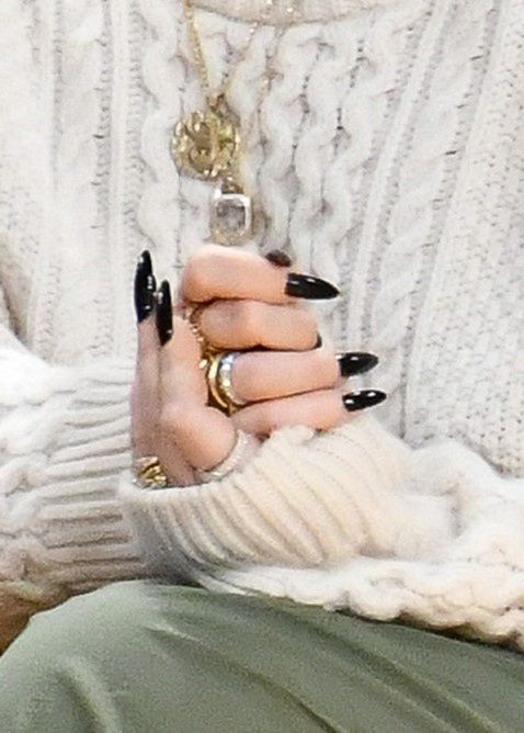 Przykuwający uwagę pierścionek Adele