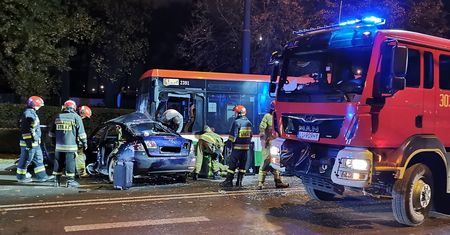 Wypadek autobusu miejskiego w Lublinie. Zderzenie z autem na Drodze Męczenników Majdanka. Są ranni