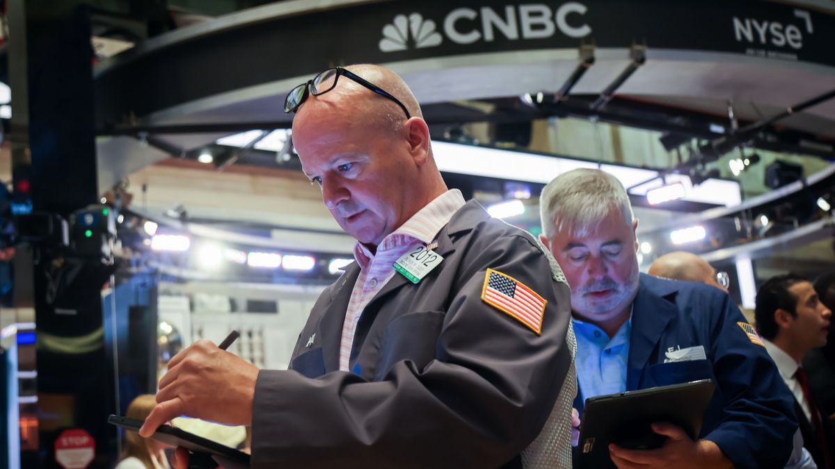 Traders work on the floor of the New York Stock Exchange (NYSE) in New York, US, on Friday, Aug. 1, 2025. Wall Street traders drove stocks toward their worst session since May as weak jobs and manufacturing data bolstered concerns about the economy, a day after President Donald Trump unveiled sweeping tariffs. Photographer: Michael Nagle/Bloomberg via Getty Images
