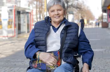 Osiem miesięcy w żelaznych płucach. Dziś pomaga tysiącom