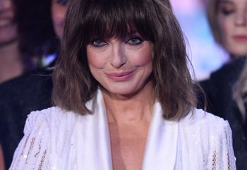 Nosi koronkowe rajstopy. Wyeksponowała je w "rozciętej" spódnicy