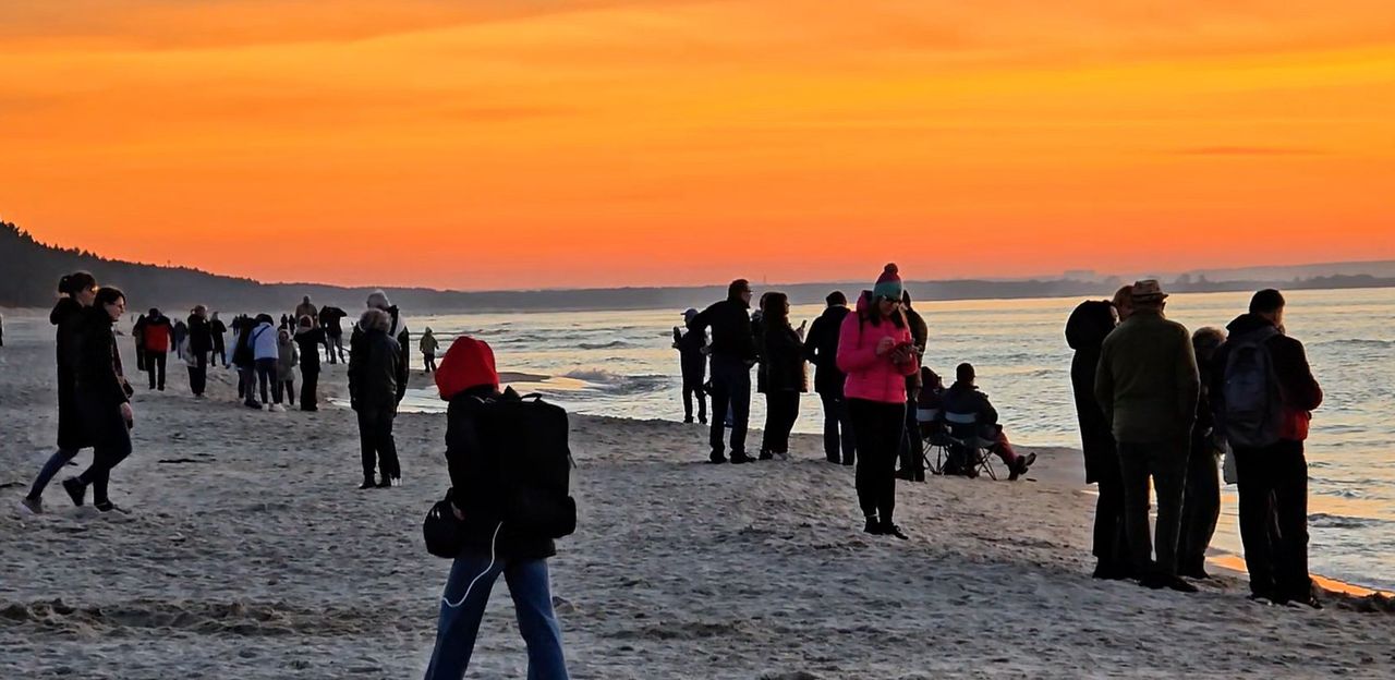 Spektakularne widowisko na plaży. Natychmiast zrobiło się tłoczno