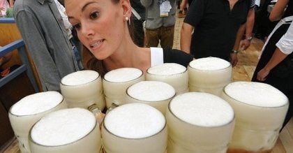 Zaczyna się Oktoberfest. Coraz droższe piwo nie powstrzymuje turystów