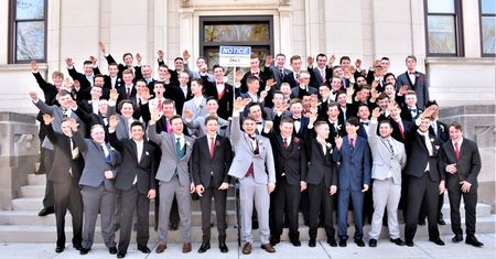 Nazistowskie pozdrowienie na zdjęciu ze studniówki to skandal!