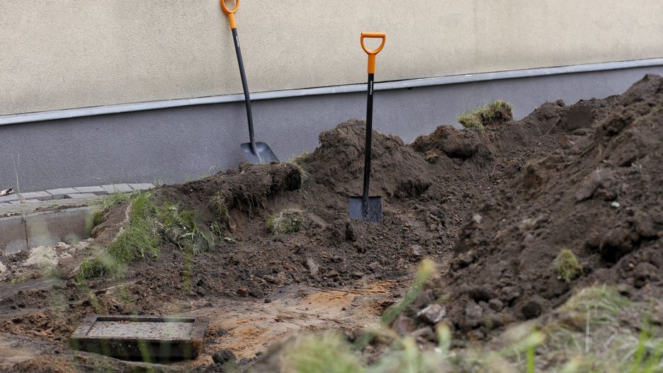Noworodek został zakopany żywcem przez swoją mamę i babcię.