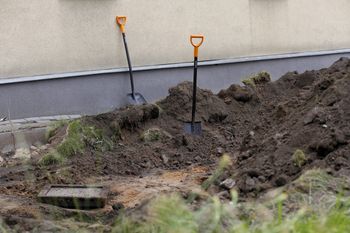 Chłopczyk zakopany żywcem. Matka i babcia przed sądem