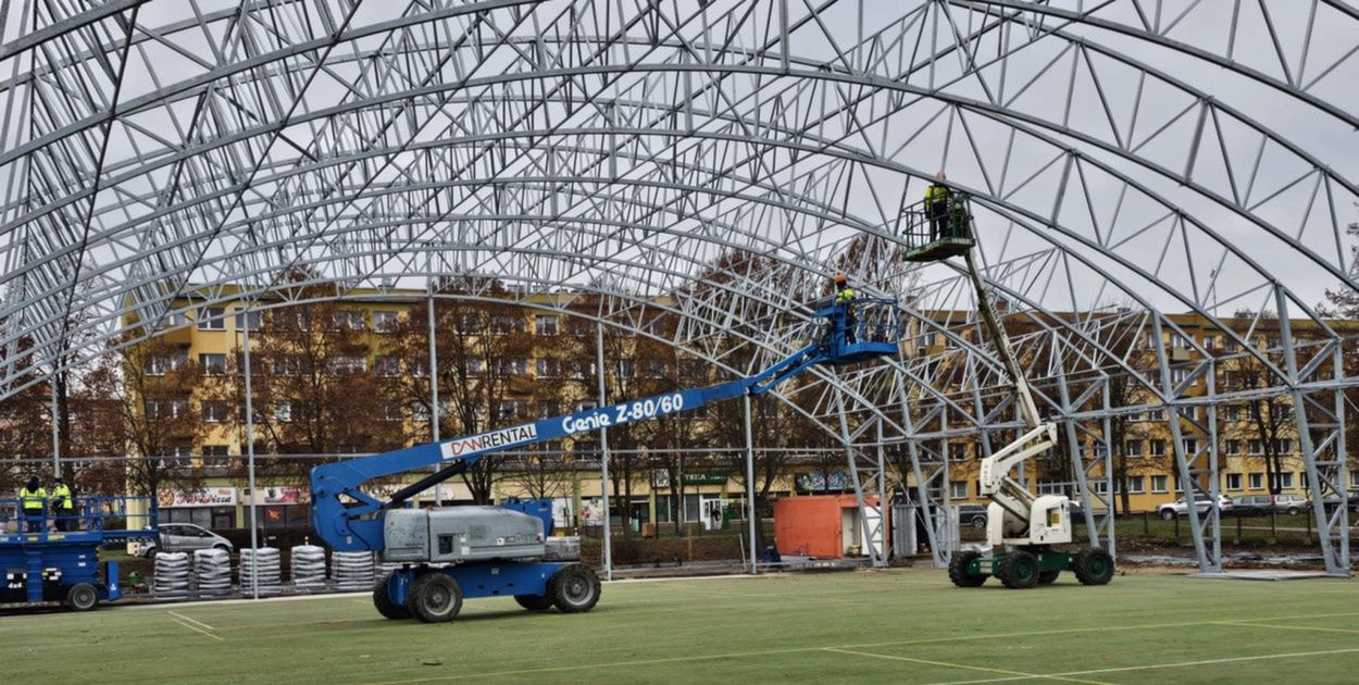 Szczecinek: Rośnie zadaszenie nad boiskiem przy ZST