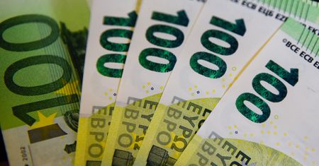 Kursy walut 15.11.2021. Poniedziałkowy kurs funta, euro, dolara i franka szwajcarskiego