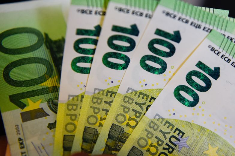 Kursy walut 15.11.2021. Poniedziałkowy kurs funta, euro, dolara i franka szwajcarskiego