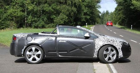 Opel Astra Cabrio przyłapany z otwartym dachem