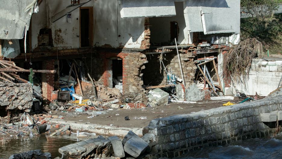 Lądek-Zdrój (woj. dolnośląskie), 17.09.2024. Sprzątanie po powodzi w miejscowości Lądek-Zdrój, 17 bm. Niż genueński, który dotarł nad Polskę w czwartek 12 września, odpowiadał za załamanie pogody i ulewne deszcze w południowej części kraju. (ad) PAP/Krzysztof Cesarz