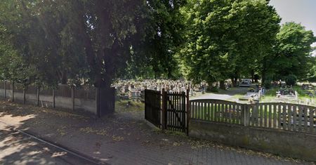 Ciało mężczyzny na cmentarzu. Dramatyczne odkrycie w Chorzowie
