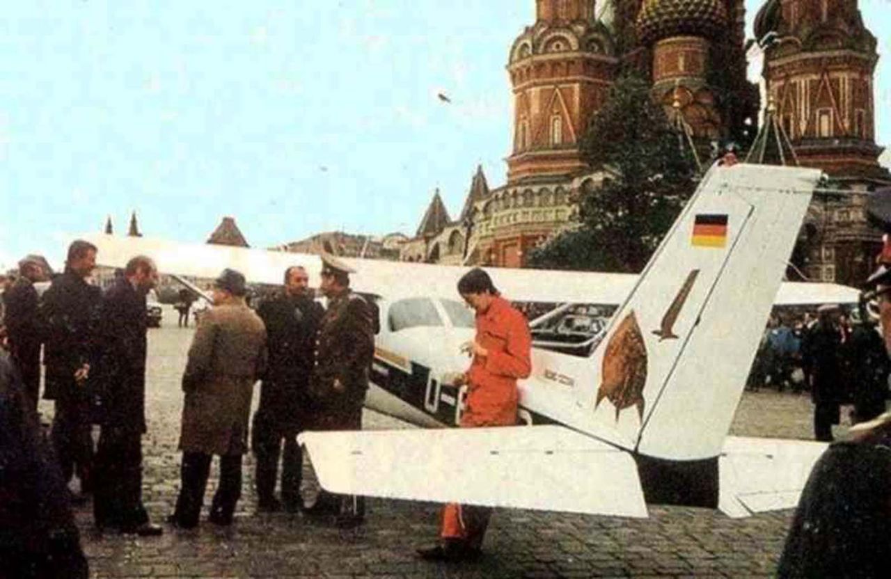 Mathias Rust przy swoim samolocie na placu Czerwonym