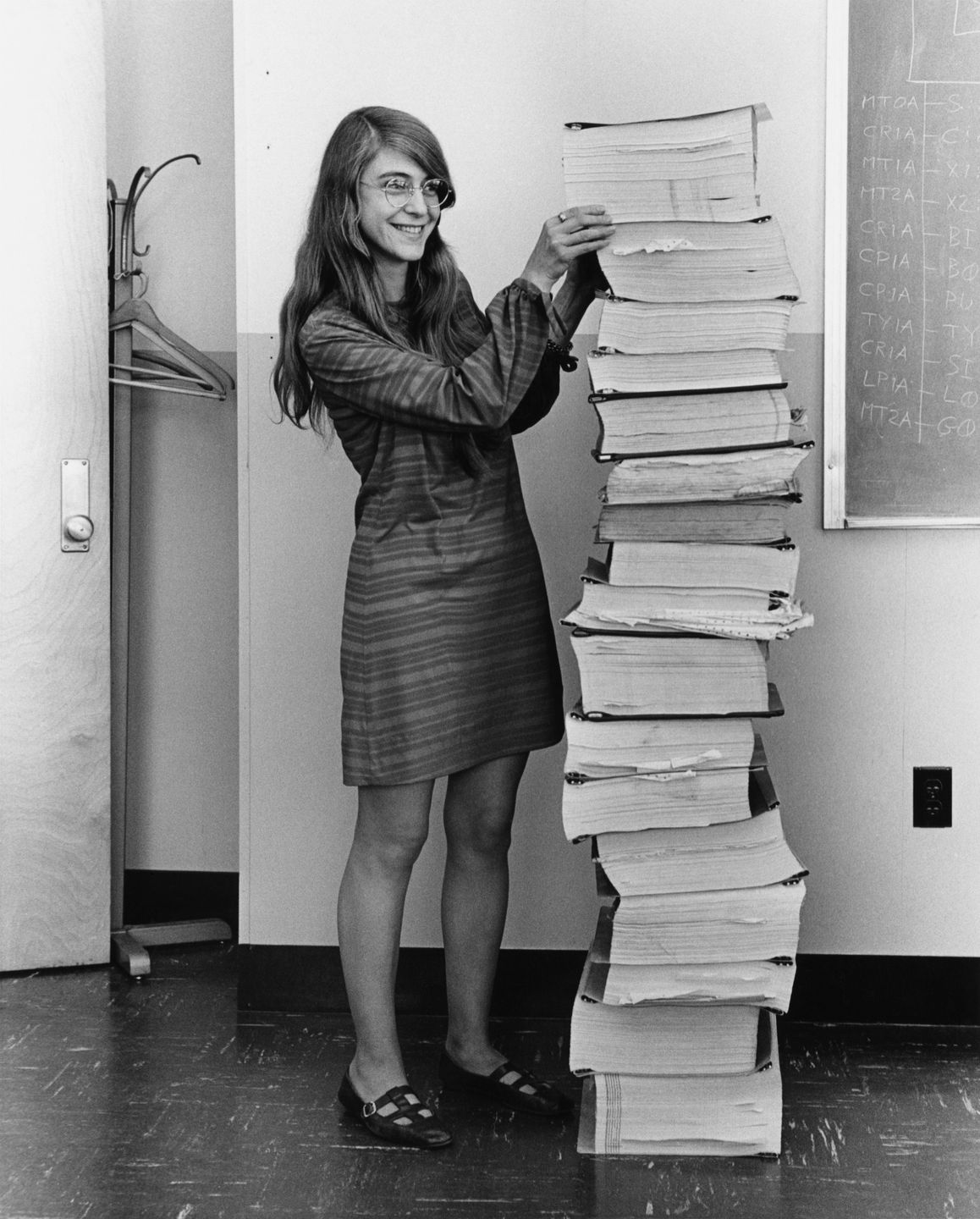 Margaret Hamilton obok oprogramowania programu Apollo