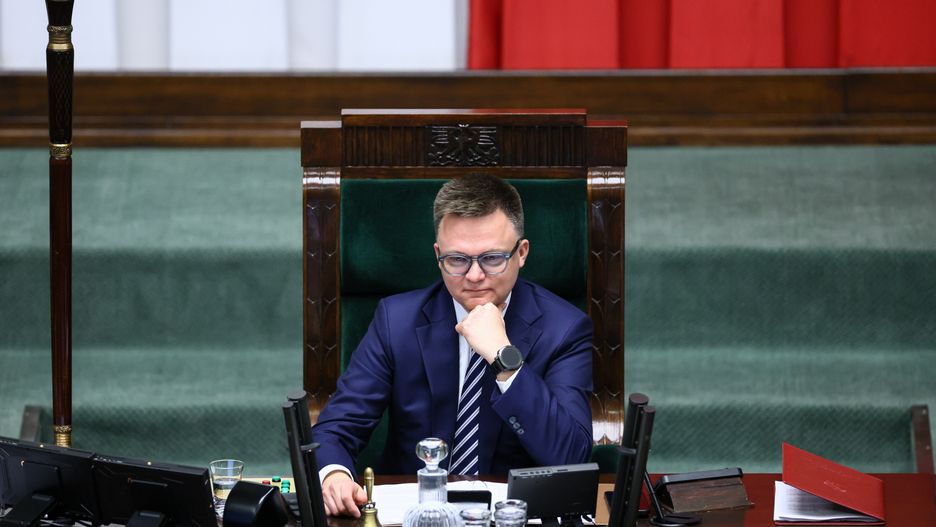 Warszawa, 25.04.2024. Marszałek Sejmu Szymon Hołownia podczas wystąpienia ministra spraw zagranicznych w Sejmie w Warszawie, 25 bm. Minister Radosław Sikorski przedstawił informację o zadaniach polskiej polityki zagranicznej w 2024 roku. (aldg) PAP/Leszek Szymański