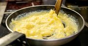 Dodaj łyżeczkę do jajecznicy. Nie będzie sucha