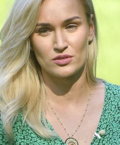 "Rolnik szuka żony". "Królowa pieczarek" jak zmysłowa kusicielka. Pozuje na balkonie