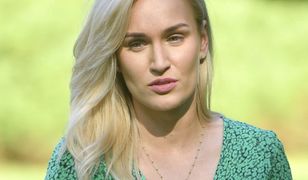 "Rolnik szuka żony". "Królowa pieczarek" jak zmysłowa kusicielka. Pozuje na balkonie