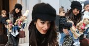 Stylowa Amal Clooney biega po Nowym Jorku z bliźniakami pod pachami
