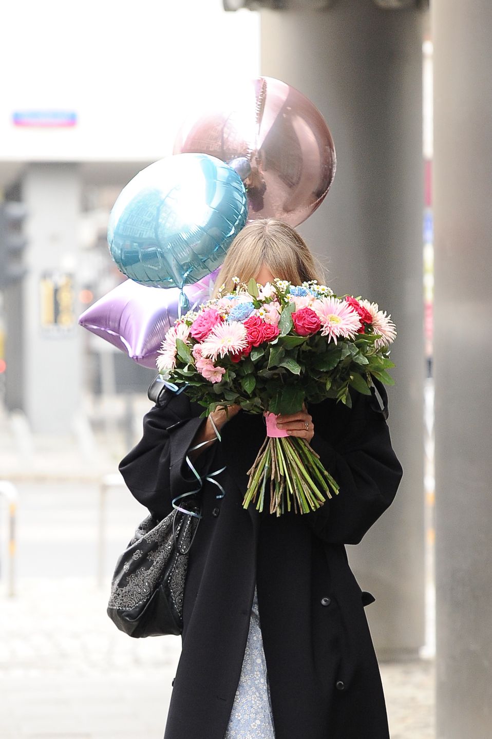 Świętująca 44. urodziny Agnieszka Woźniak-Starak z kwiatami i balonami przed studiem DD TVN