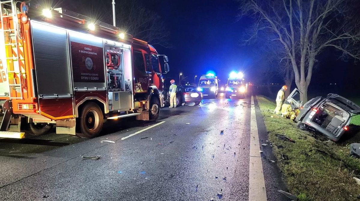 Wypadek na DK12 w Brzostowie. Bus wpadł do rowu, trzy osoby ranne