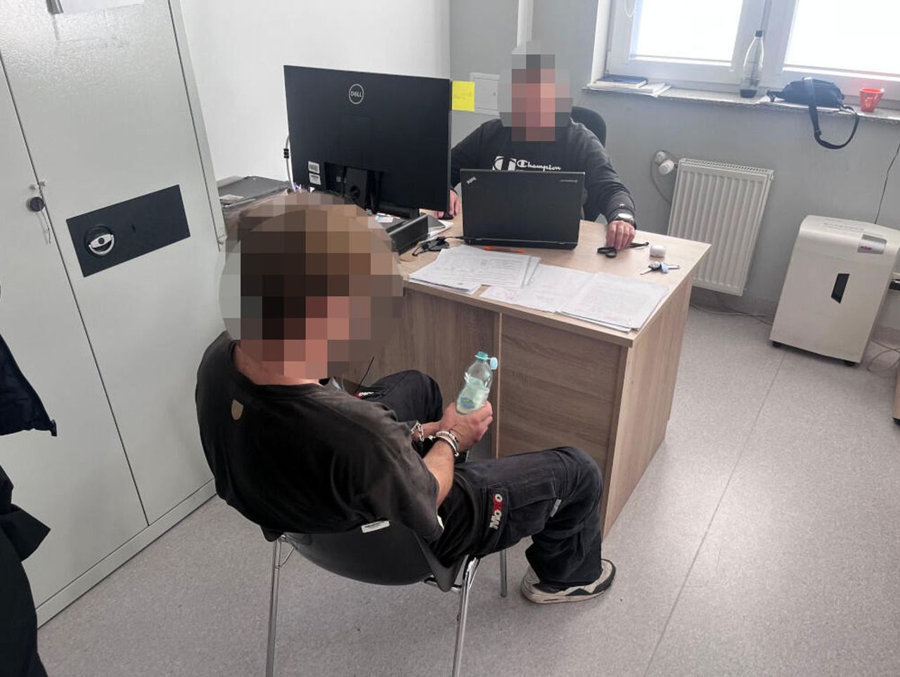 Warszawa: Demolował i okradał auta, włamał się też do podstawówki