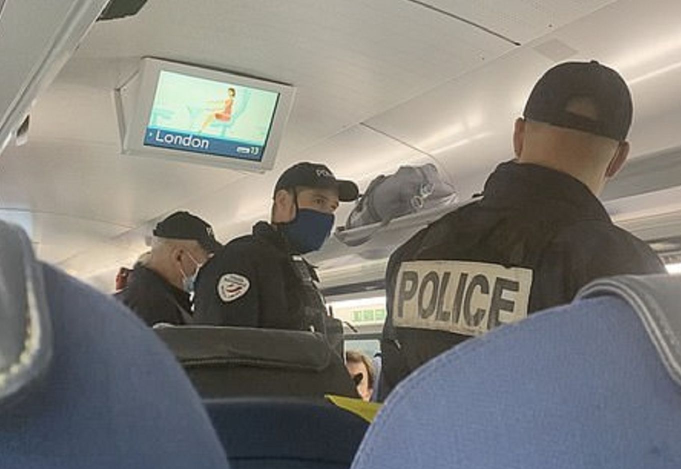 Nagle zatrzymali pociąg. Policja wyrzuciła pasażera, poszło o maskę