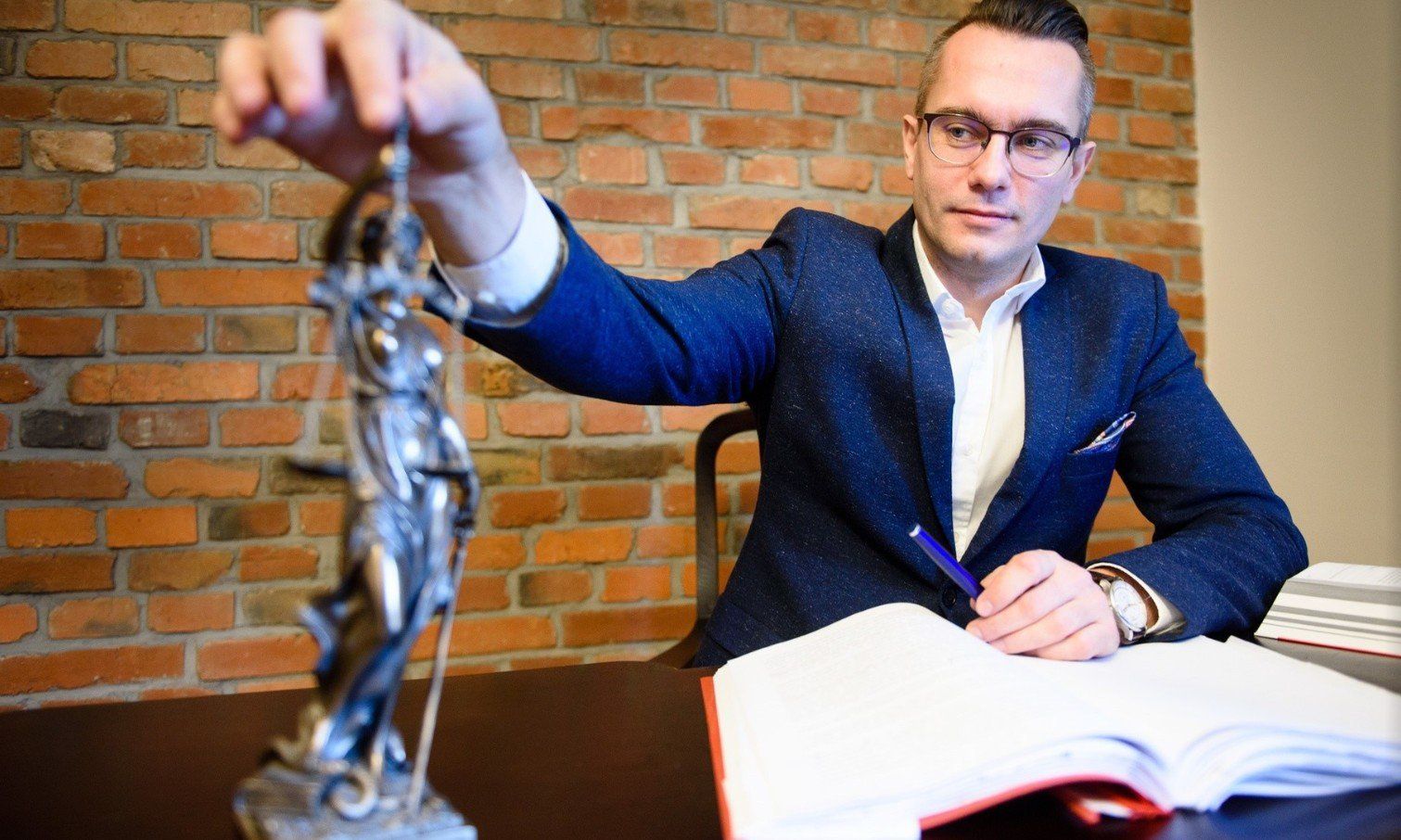 Obrońcą znanego piosenkarza jest toruński Adwokat Adam Kozioziembski. -Mój klient przyznaje, że pił alkohol przed badaniem go alkomatem przez policje i przeddzień. Nie przyznaje się jednak do kierowania autem w stanie nietrzeźwości - mówi prawnik. Menager piosenkarza po zdarzeniu wyraził zgodę na publikację jego wizerunku.