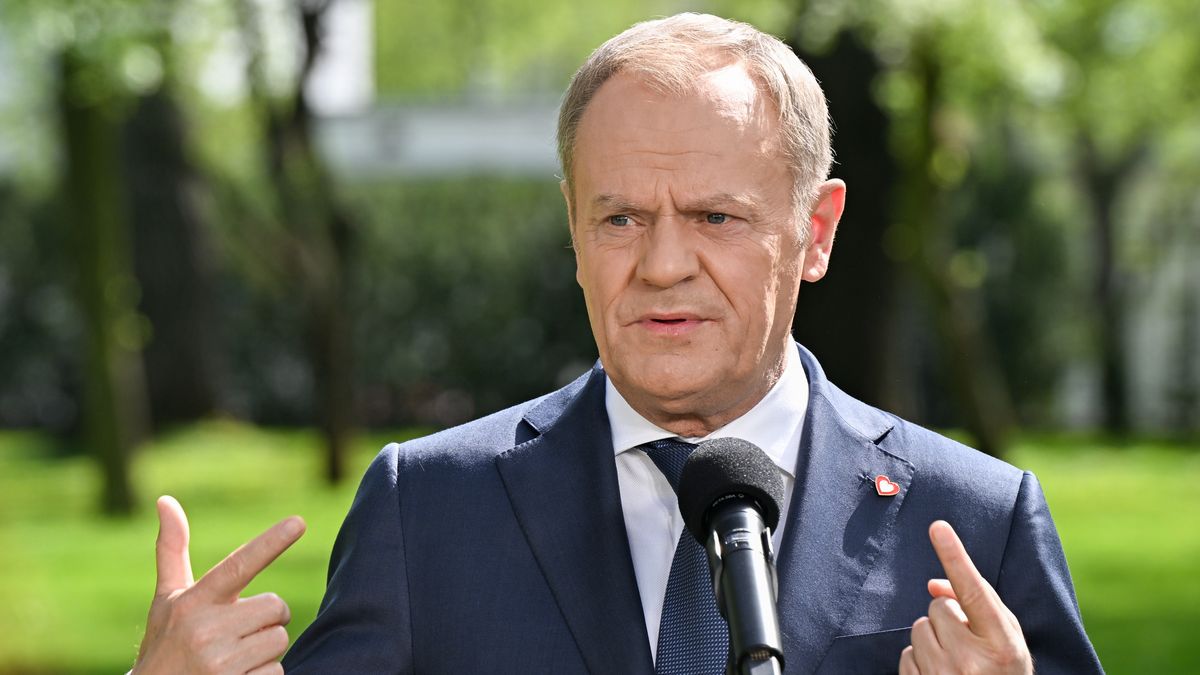 Warszawa, 09.04.2024. Premier Donald Tusk podczas konferencji prasowej po posiedzeniu rządu przed siedzibą KPRM w Warszawie, 9 bm. Rząd przyjął projekt ustawy o wspieraniu rodziców w aktywności zawodowej oraz w wychowaniu małego dziecka "Aktywny rodzic". (jm) PAP/Radek Pietruszka